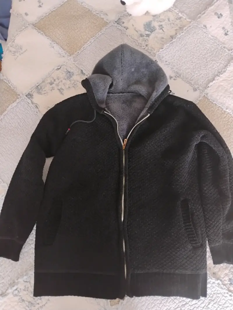 Chaqueta con capucha negra