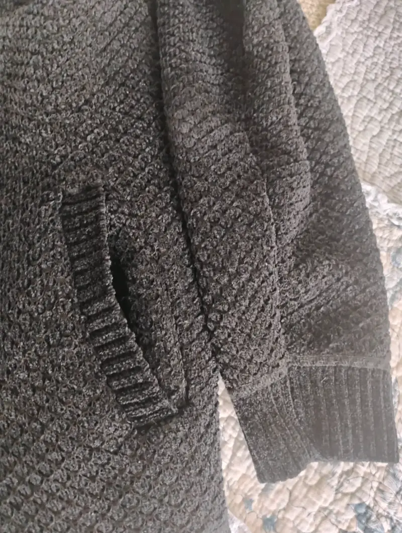 Chaqueta con capucha negra - 2
