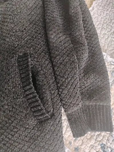 Chaqueta con capucha negra - miniatura 2