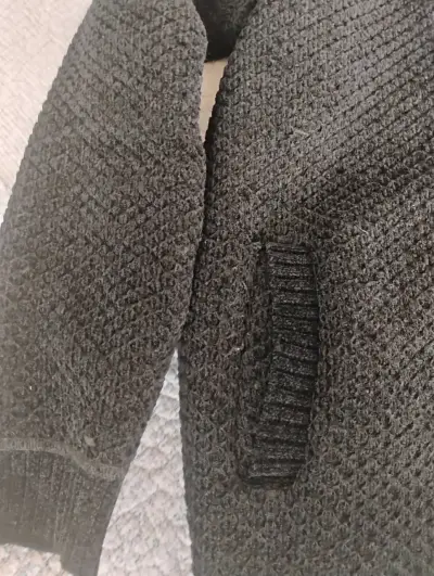 Chaqueta con capucha negra - miniatura 3