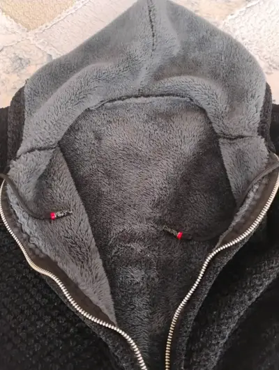 Chaqueta con capucha negra - miniatura 4