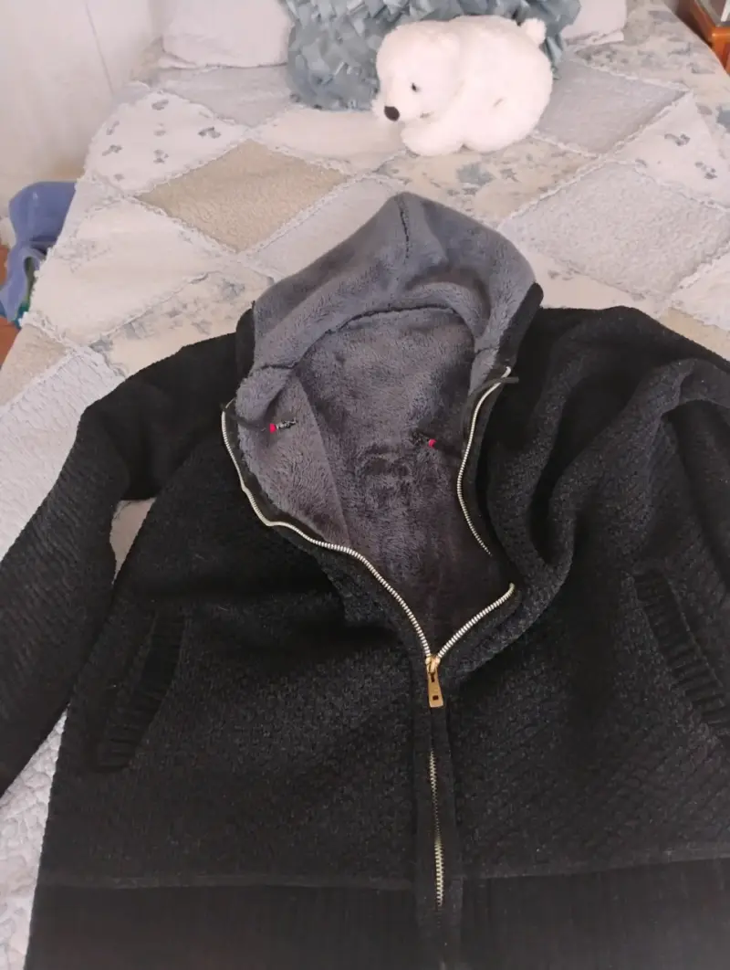 Chaqueta con capucha negra - 6