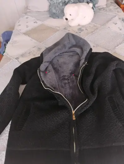 Chaqueta con capucha negra - miniatura 6