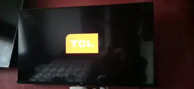 Televisor TCL plano usado 42' - miniatura 2