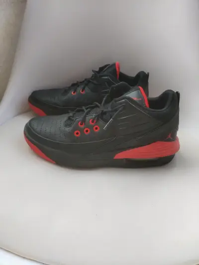 Zapatillas negras Nike jordan - miniatura 1