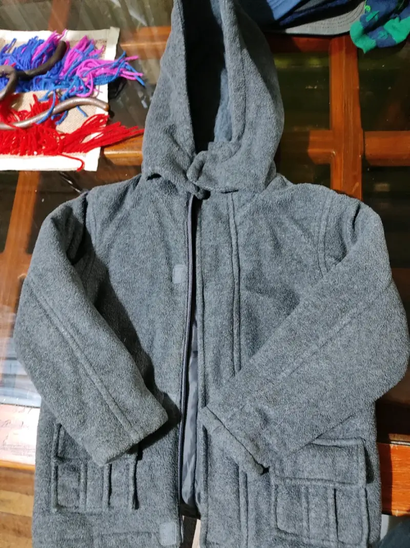 Abrigo de lana con capucha gris.super abrigadora - 2