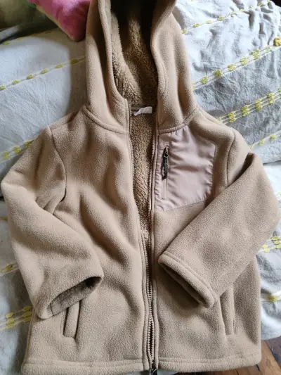 Chaqueta polar beige con capucha - miniatura 1