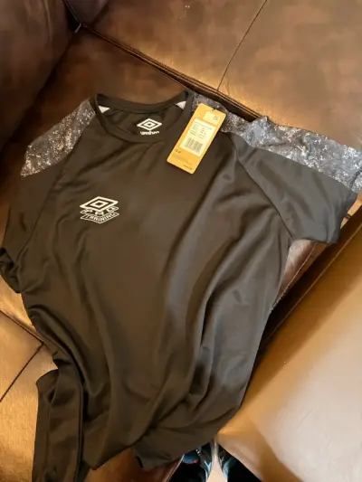 Polera deportiva Umbro NUEVA talla S - miniatura 1
