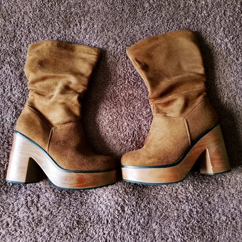 Botas tipo  gamuza marrón con taco