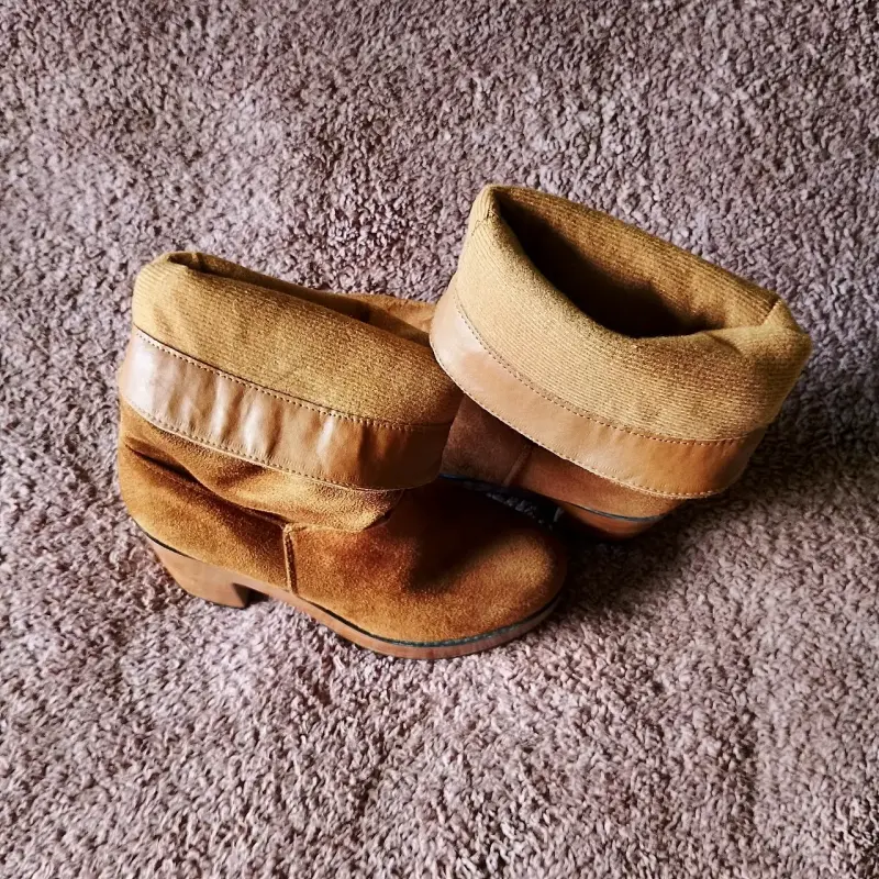 Botas tipo  gamuza marrón con taco - 2