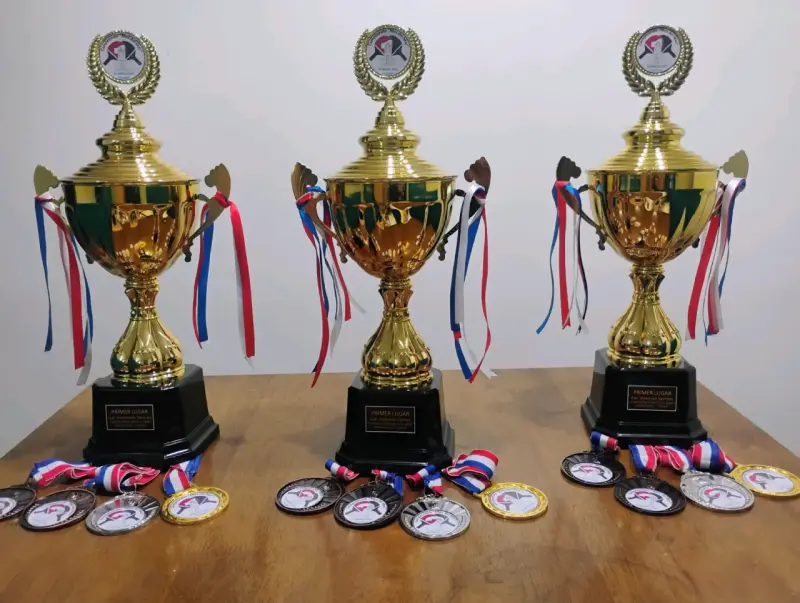 Trofeo dorado con cintas - 3