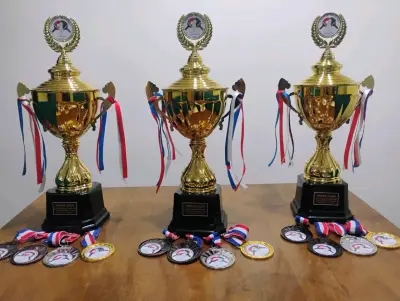 Trofeo dorado con cintas - miniatura 3