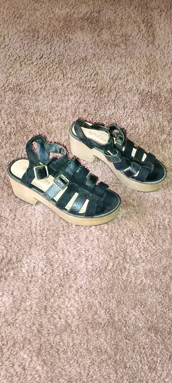 Sandalias negras de cuero con tacón