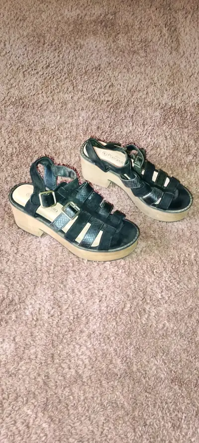 Sandalias negras de cuero con tacón - miniatura 1