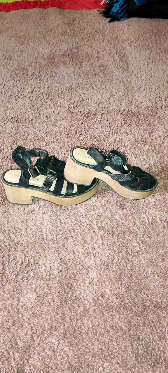Sandalias negras de cuero con tacón - 2