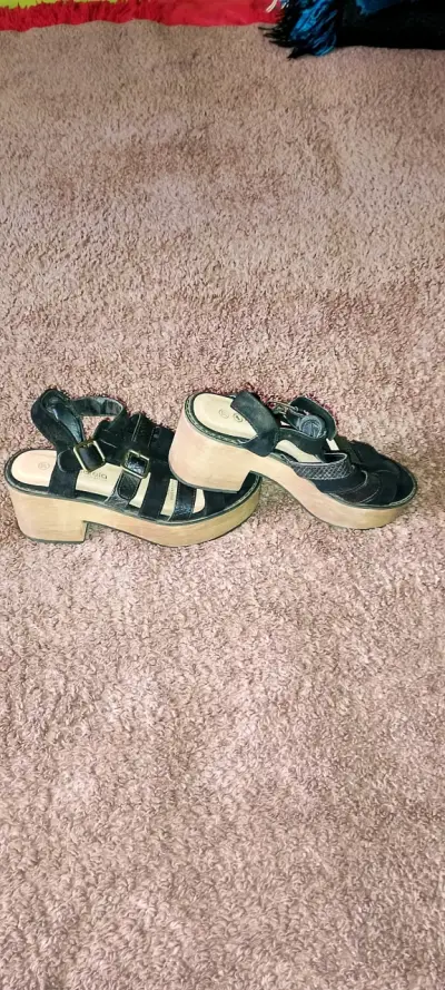 Sandalias negras de cuero con tacón - miniatura 2