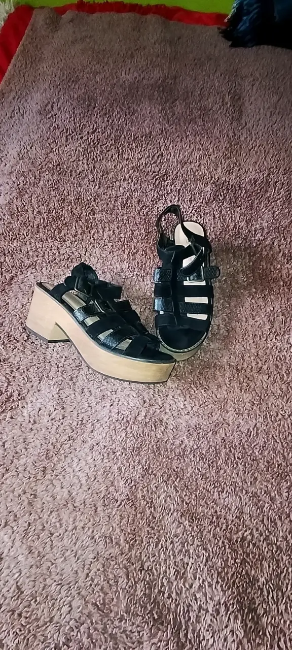 Sandalias negras de cuero con tacón - 3