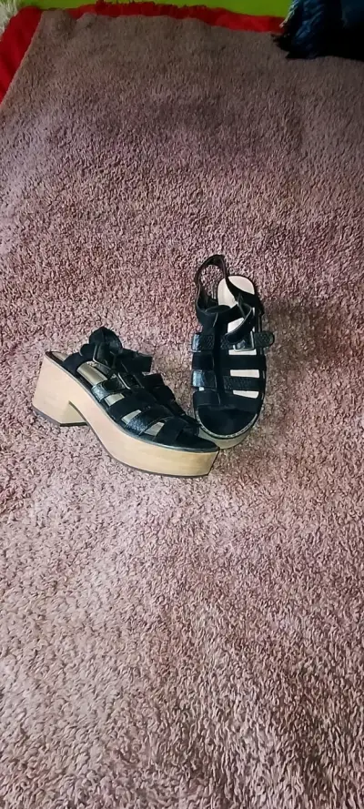 Sandalias negras de cuero con tacón - miniatura 3