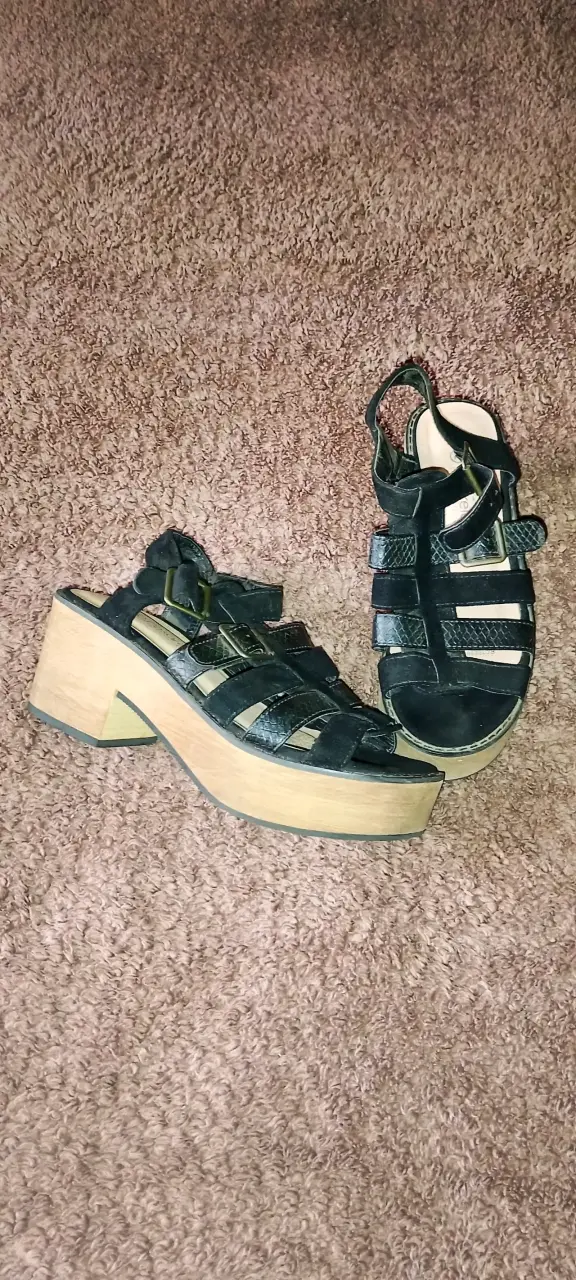 Sandalias negras de cuero con tacón - 4