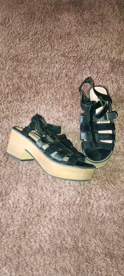 Sandalias negras de cuero con tacón - miniatura 4