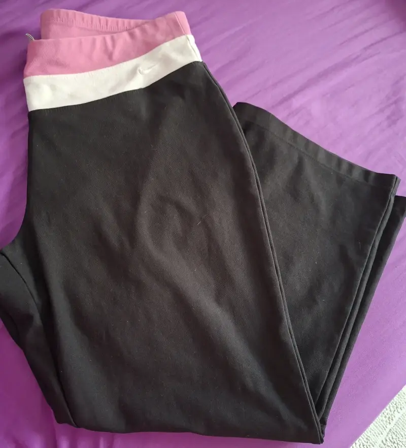 Pantalones deportivos negro y rosa