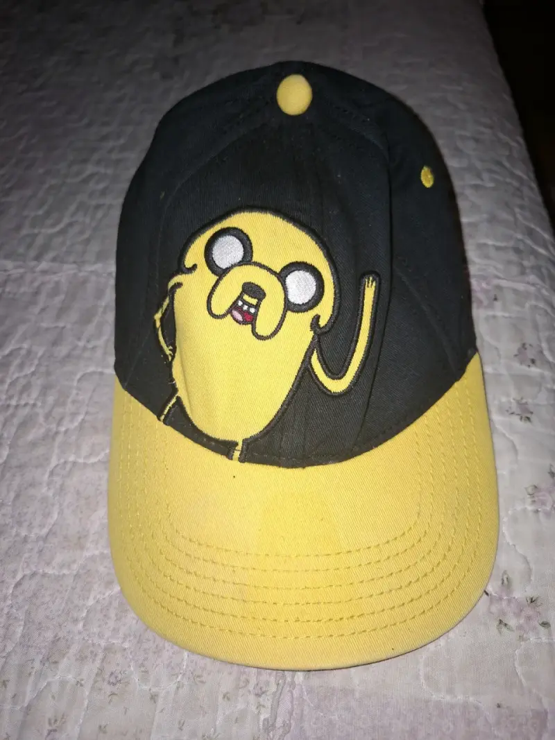 Gorra negra con personaje animado