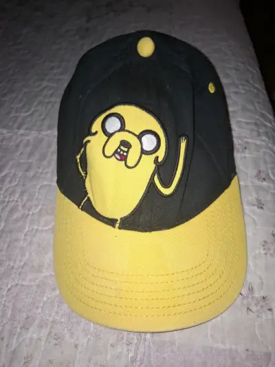 Gorra negra con personaje animado - miniatura 1