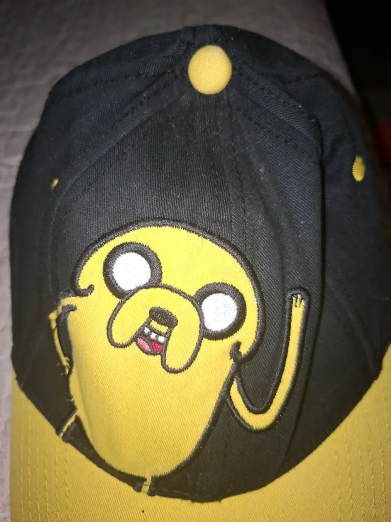 Gorra negra con personaje animado - 2