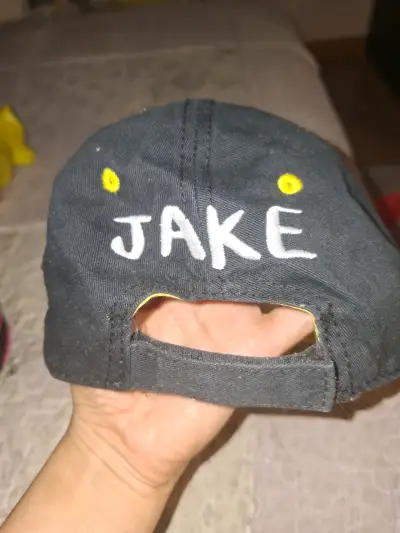 Gorra negra con personaje animado - miniatura 3