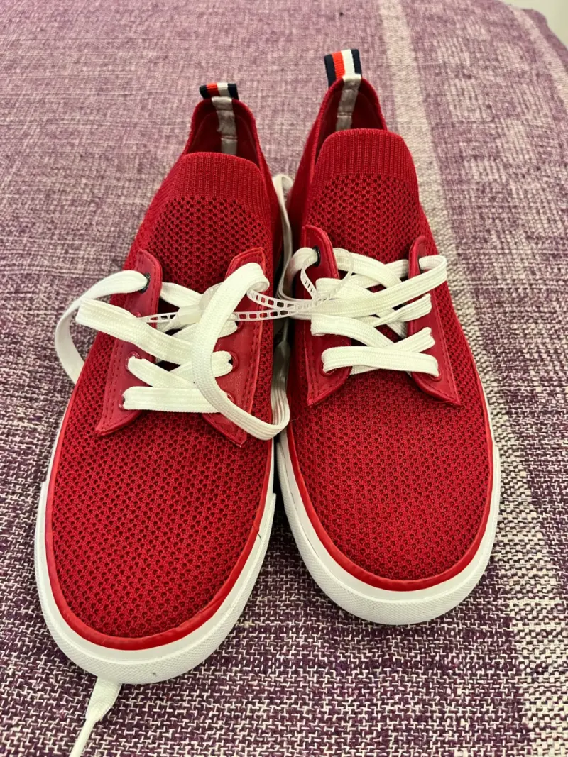 Zapatillas rojas deportivas - 1
