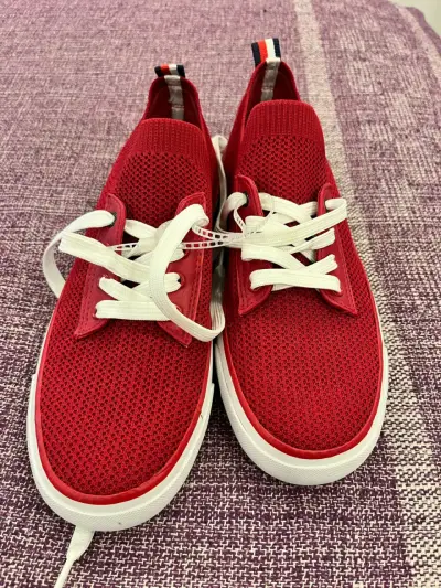 Zapatillas rojas deportivas - miniatura 1