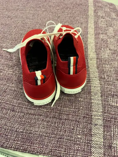 Zapatillas rojas deportivas - miniatura 3