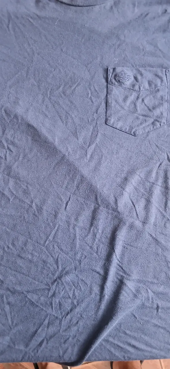 Polera azul con bolsillo