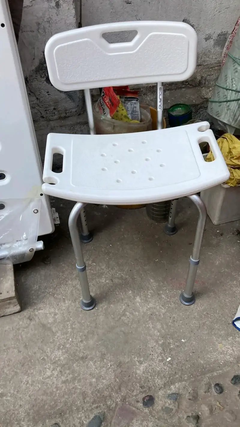 Silla de baño plegable blanca