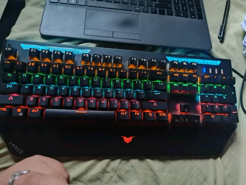 Teclado mecánico con retroiluminación RGB - 1