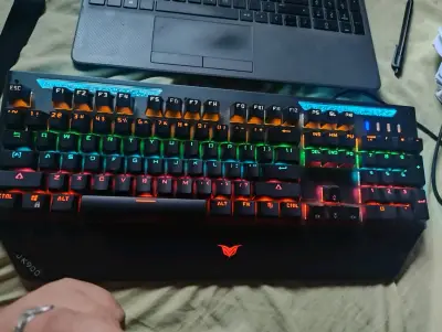 Teclado mecánico con retroiluminación RGB - miniatura 1
