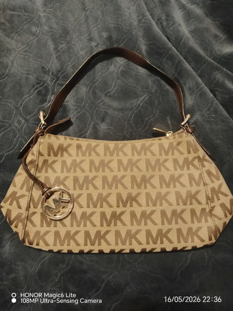 Cartera marrón con logo MK