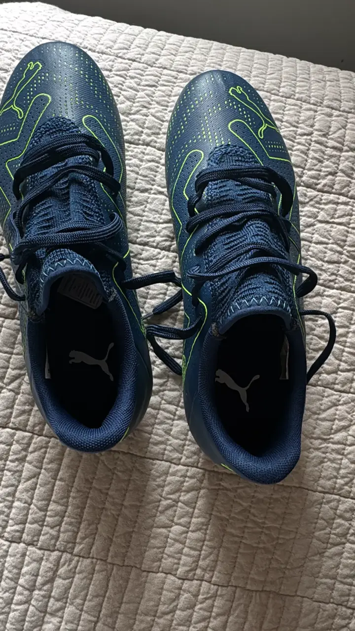 Zapatos deportivos azules con logo