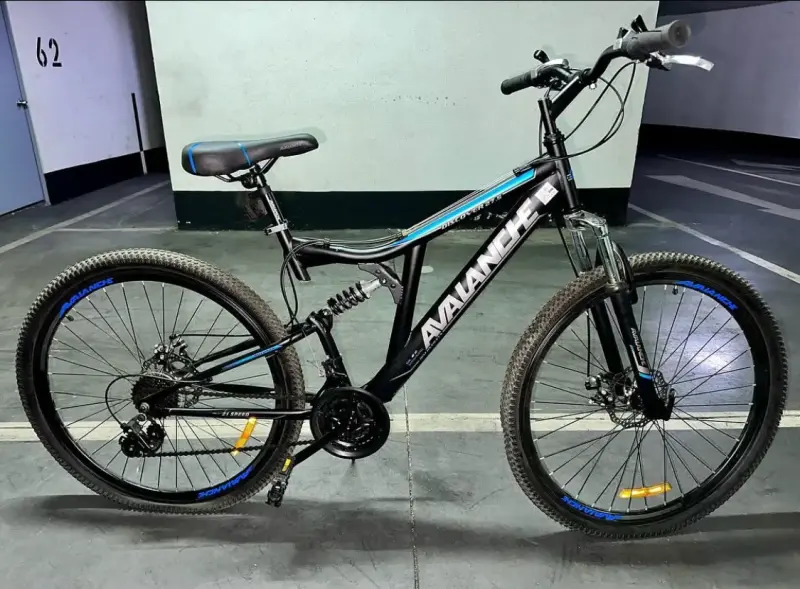 Bicicleta Avalanche negra