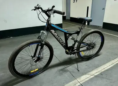 Bicicleta Avalanche negra - miniatura 2