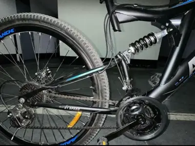 Bicicleta Avalanche negra - miniatura 4