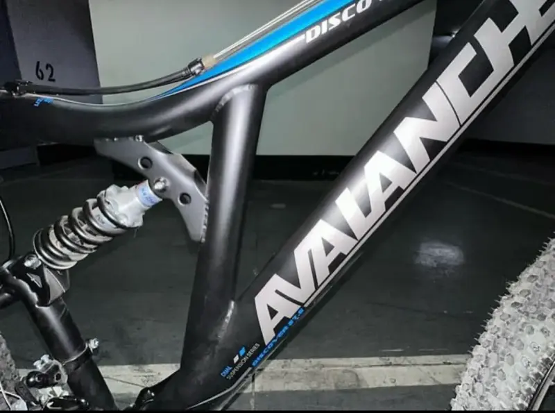 Bicicleta Avalanche negra - 6