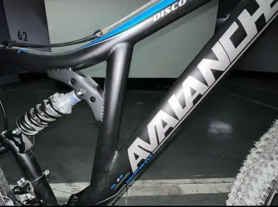 Bicicleta Avalanche negra - miniatura 6