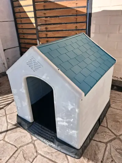 Casa de perro plástica para raza grande - miniatura 1