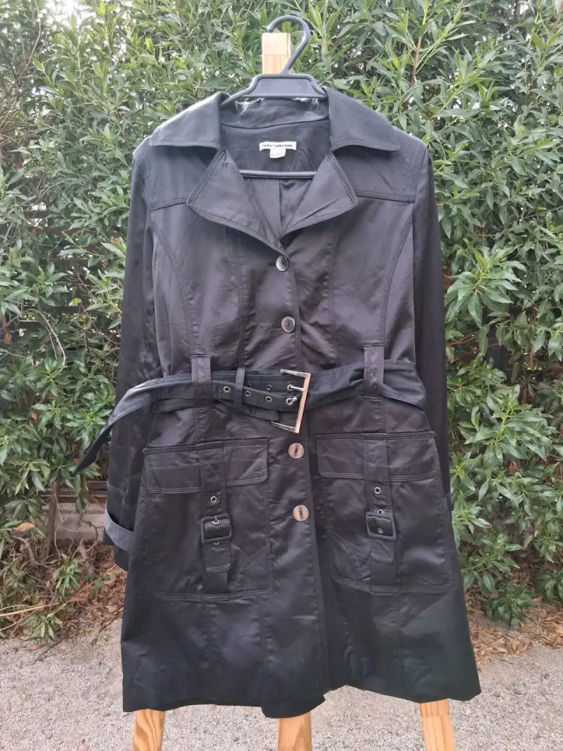 Trench negro con cinturón