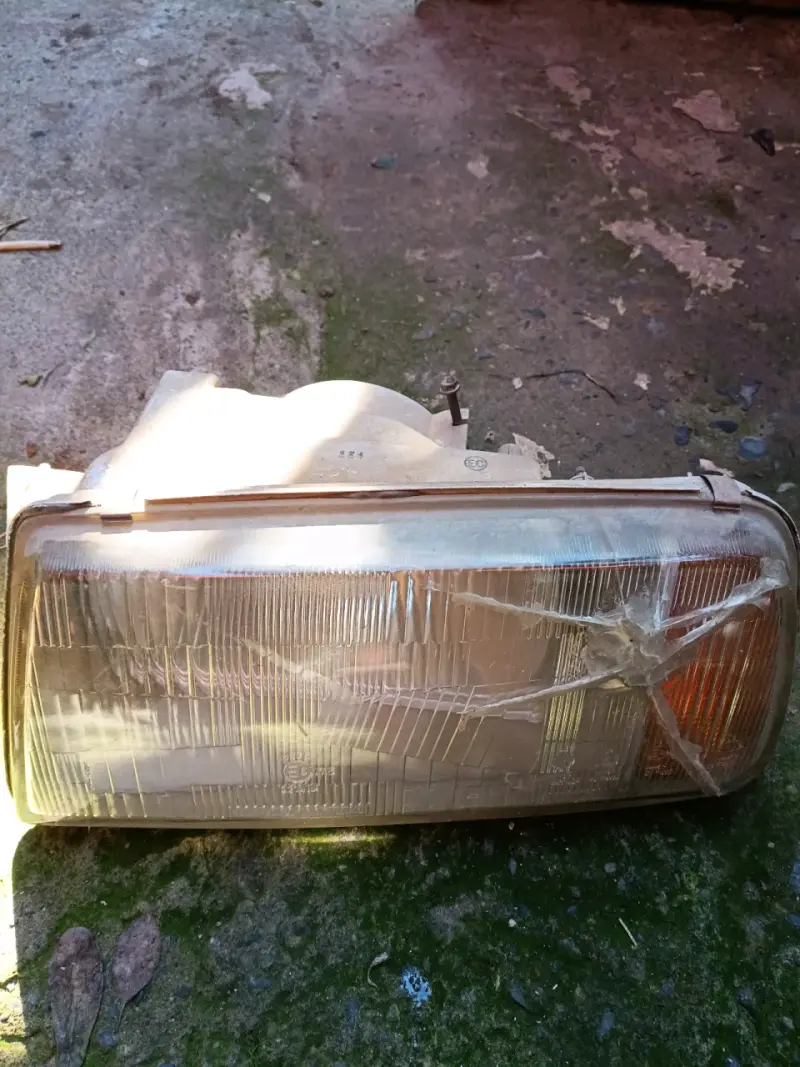 Foco delantero de auto usado