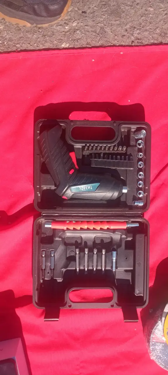 Taladro inalámbrico con accesorios