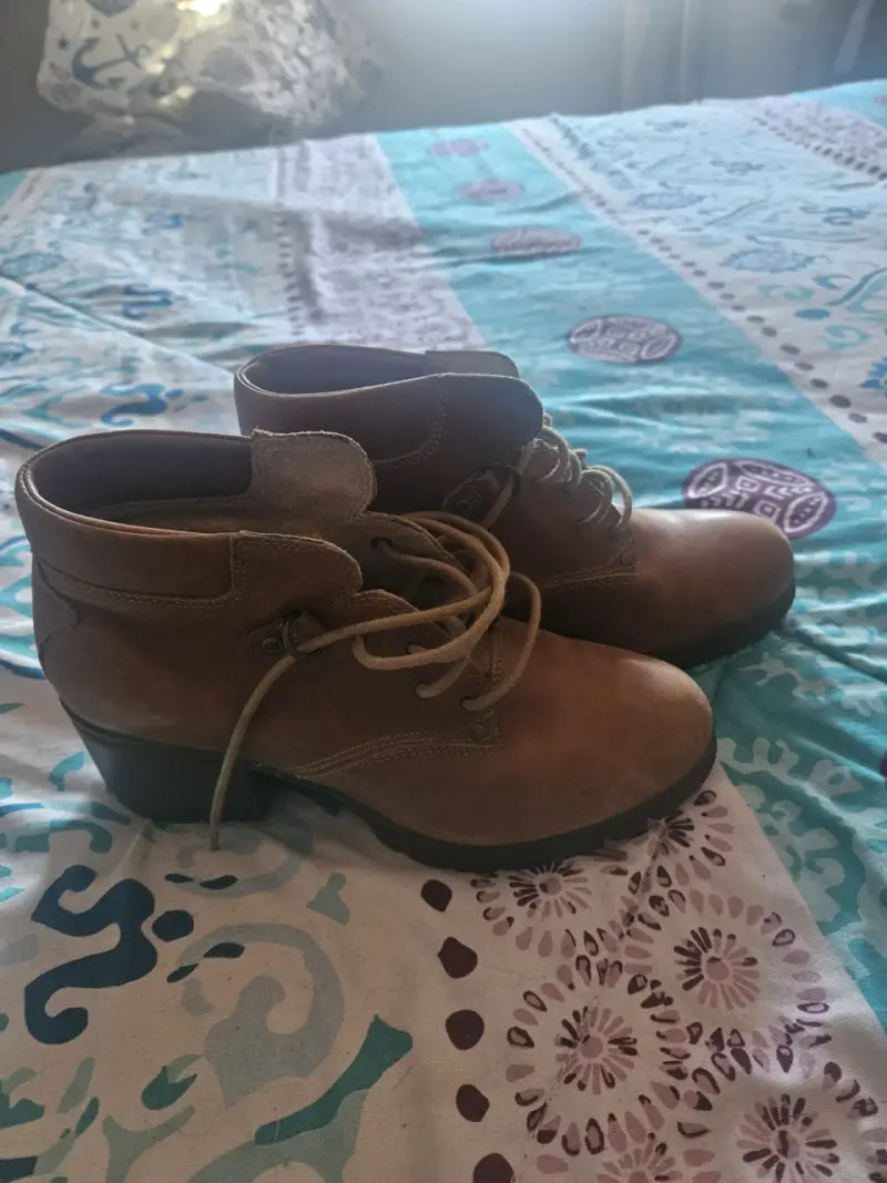 Botines café de cuero marca CAT