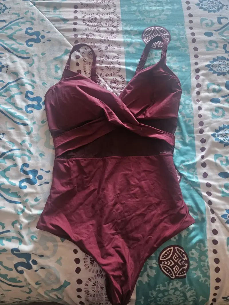 Traje de baño entero burdeos Leonisa