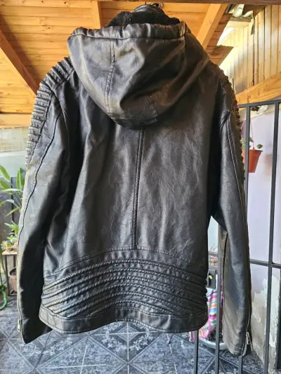 Chaqueta de cuero con capucha - miniatura 3